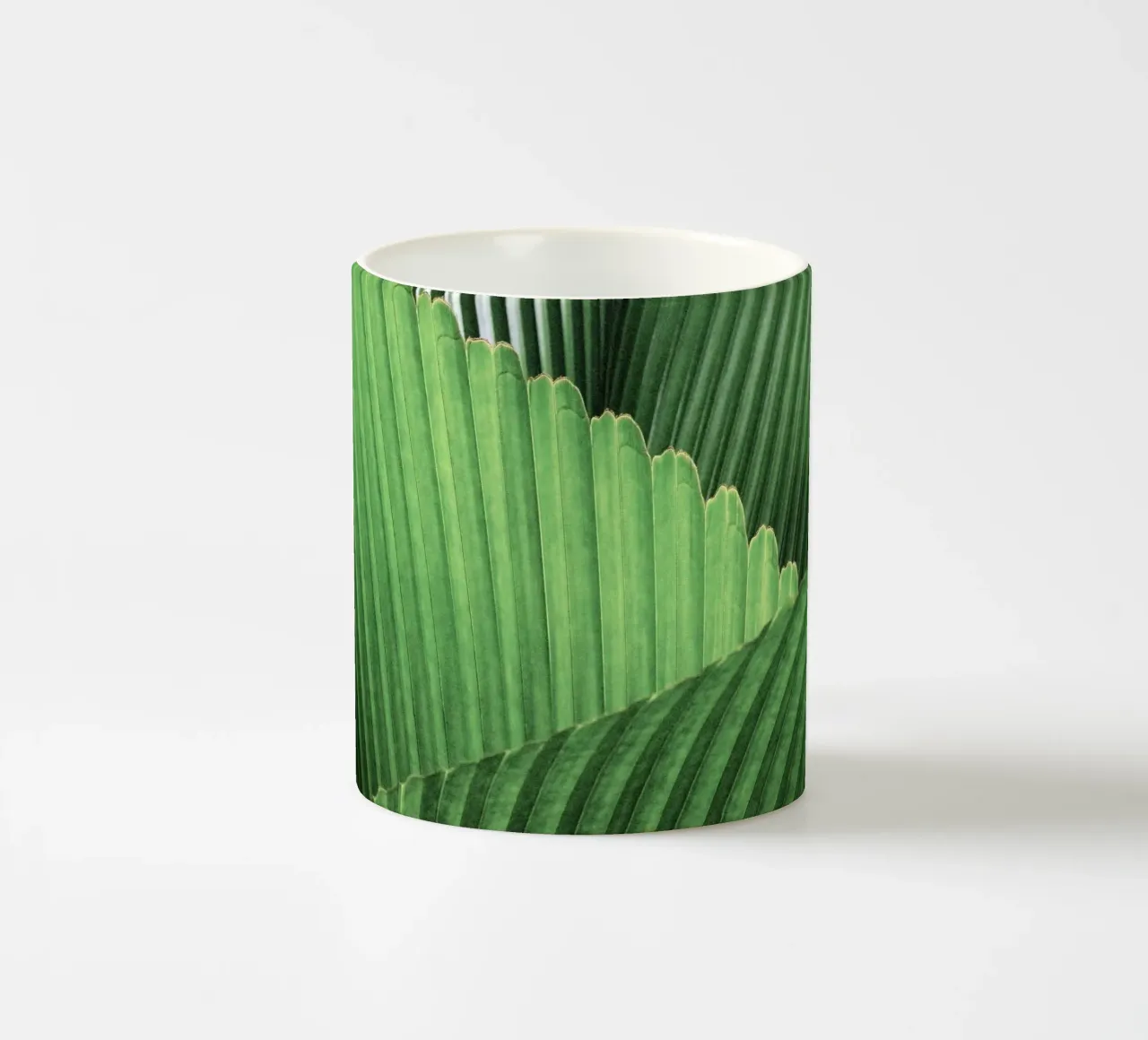 Strati di foglie di palma tazza in ceramica da Earthly Visions