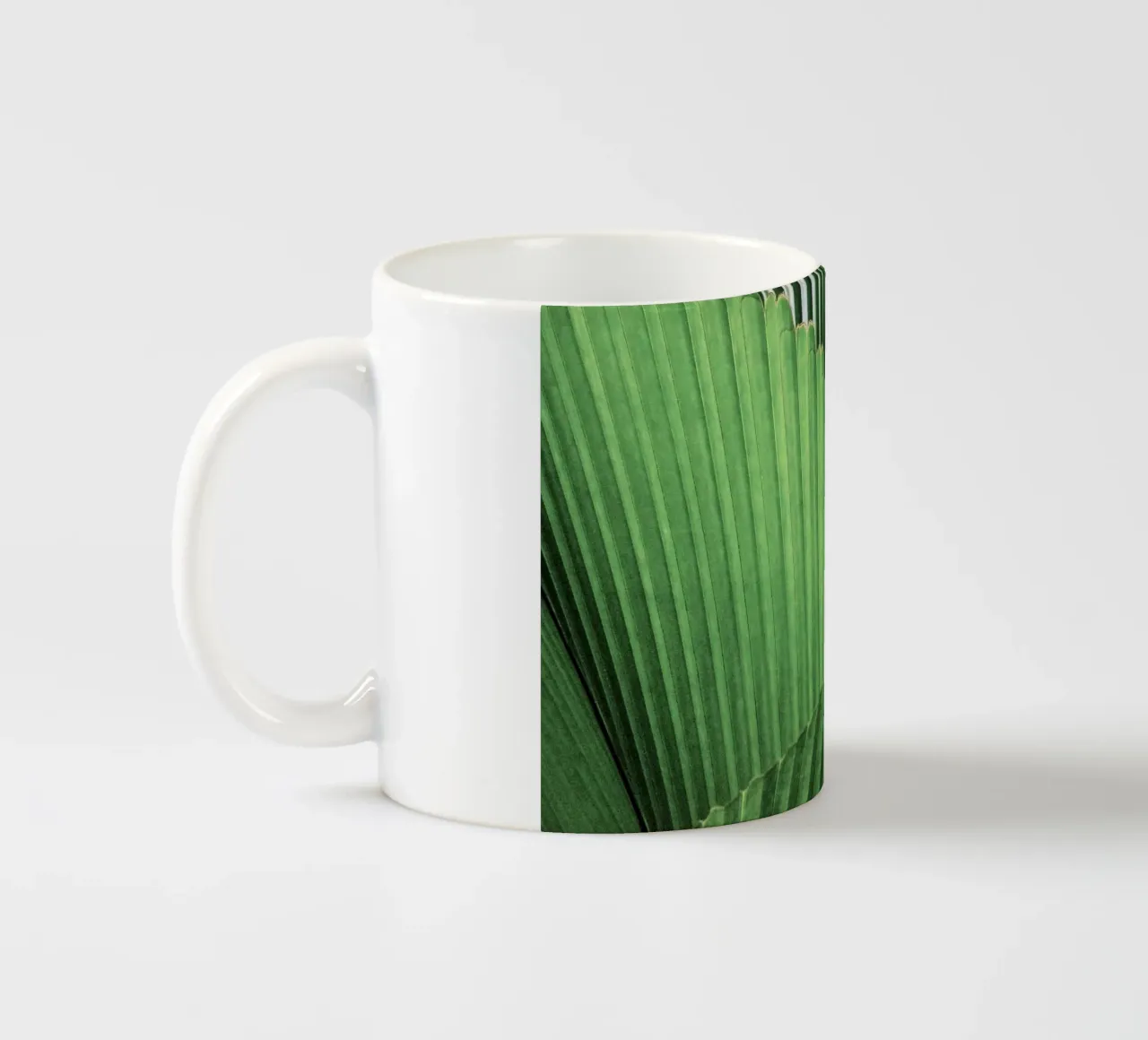 Strati di foglie di palma tazza in ceramica da Earthly Visions