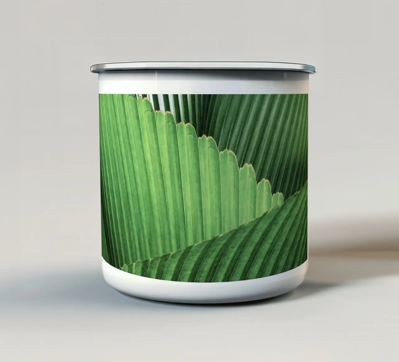 Strati di foglie di palma tazza in smalto da Earthly Visions