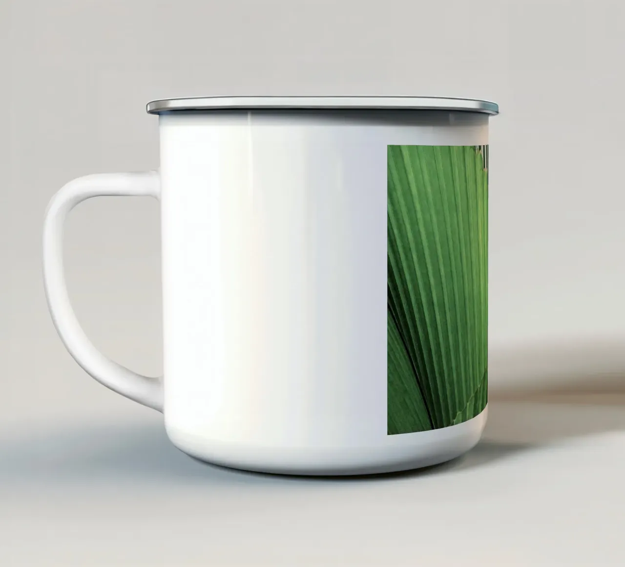 Strati di foglie di palma tazza in smalto da Earthly Visions