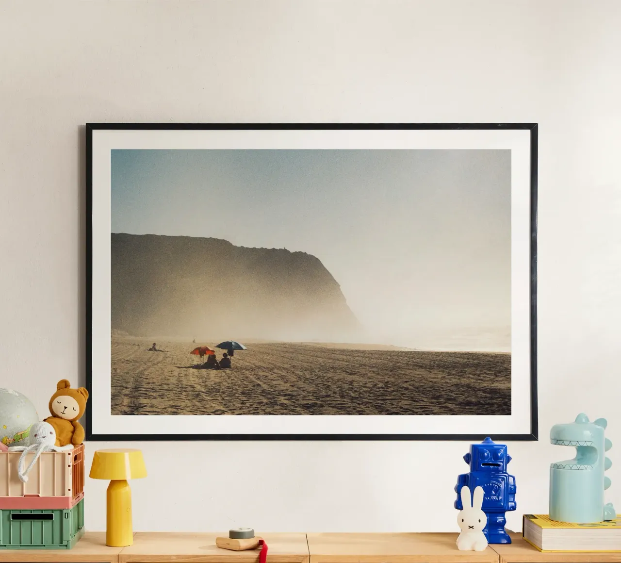 Spiaggia nebbiosa poster con telaio in plastica da Mane