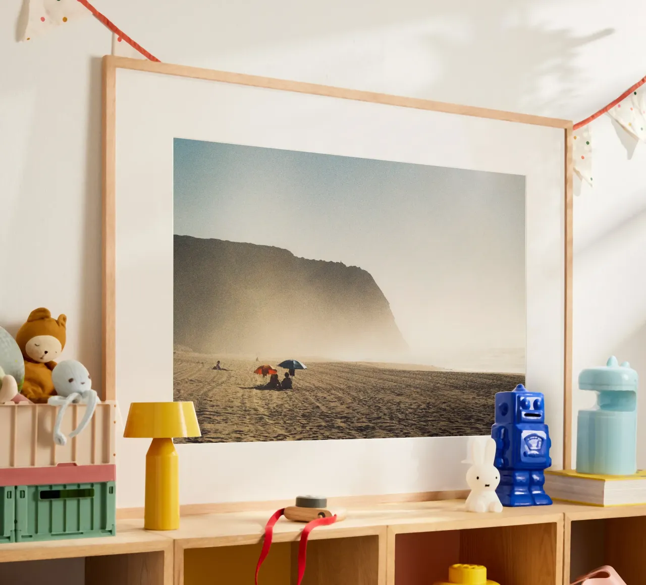 Spiaggia nebbiosa poster con telaio in plastica da Mane