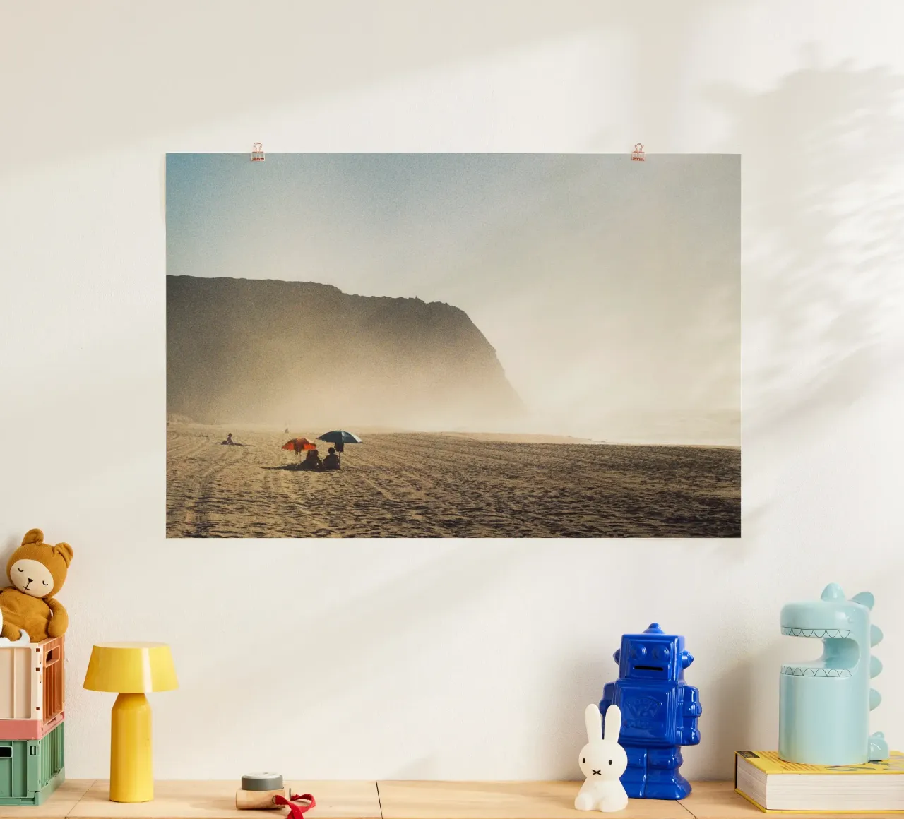 Spiaggia nebbiosa poster con telaio in plastica da Mane