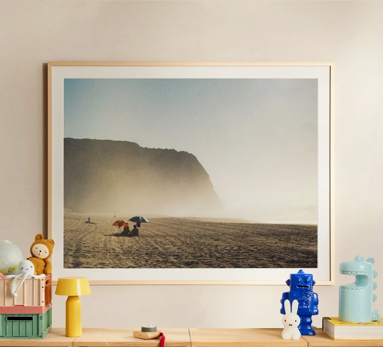 Spiaggia nebbiosa poster con telaio in plastica da Mane