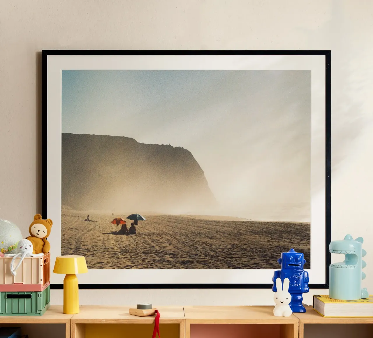 Spiaggia nebbiosa poster con telaio in plastica da Mane