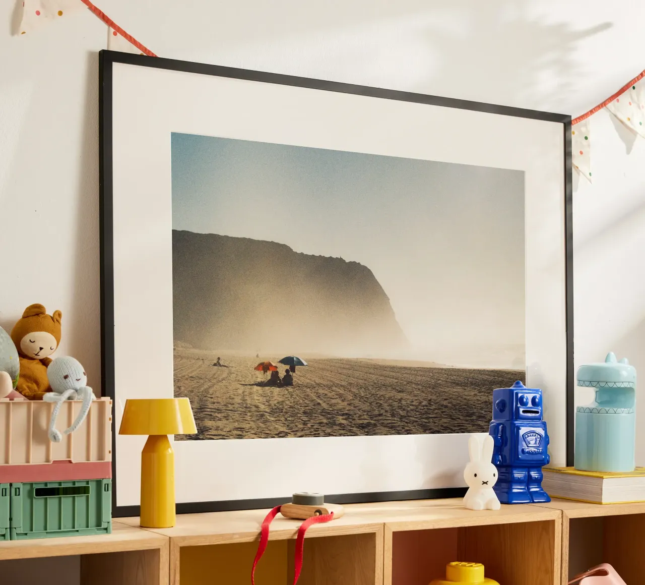 Spiaggia nebbiosa poster con telaio in plastica da Mane