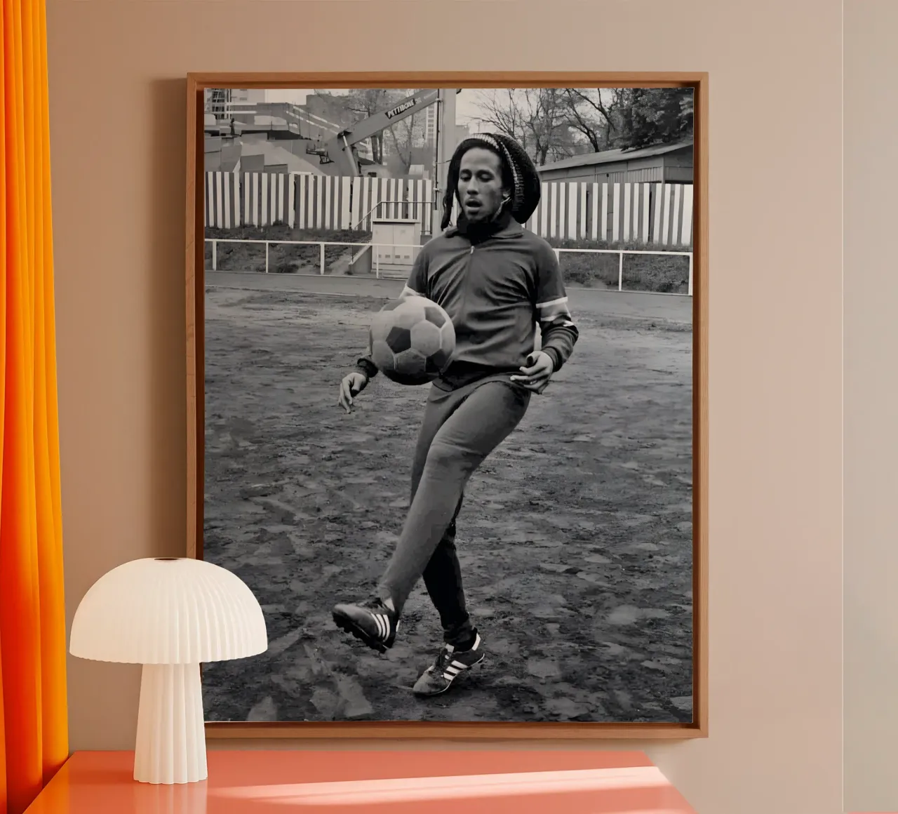 Bob Marley che gioca a calcio tela con Cornice a cassetta da eliouxence