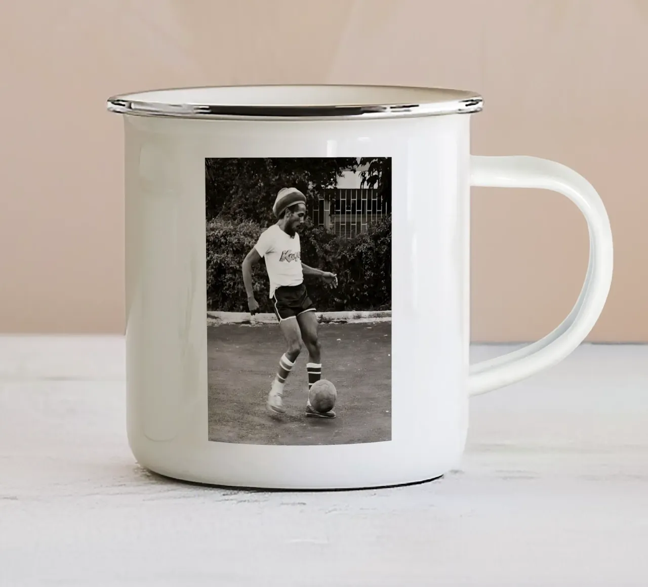 Bob Marley che gioca a calcio tazza in smalto da eliouxence