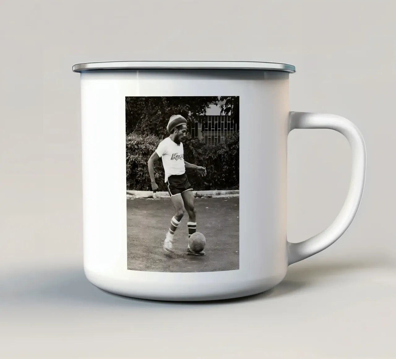 Bob Marley che gioca a calcio tazza in smalto da eliouxence