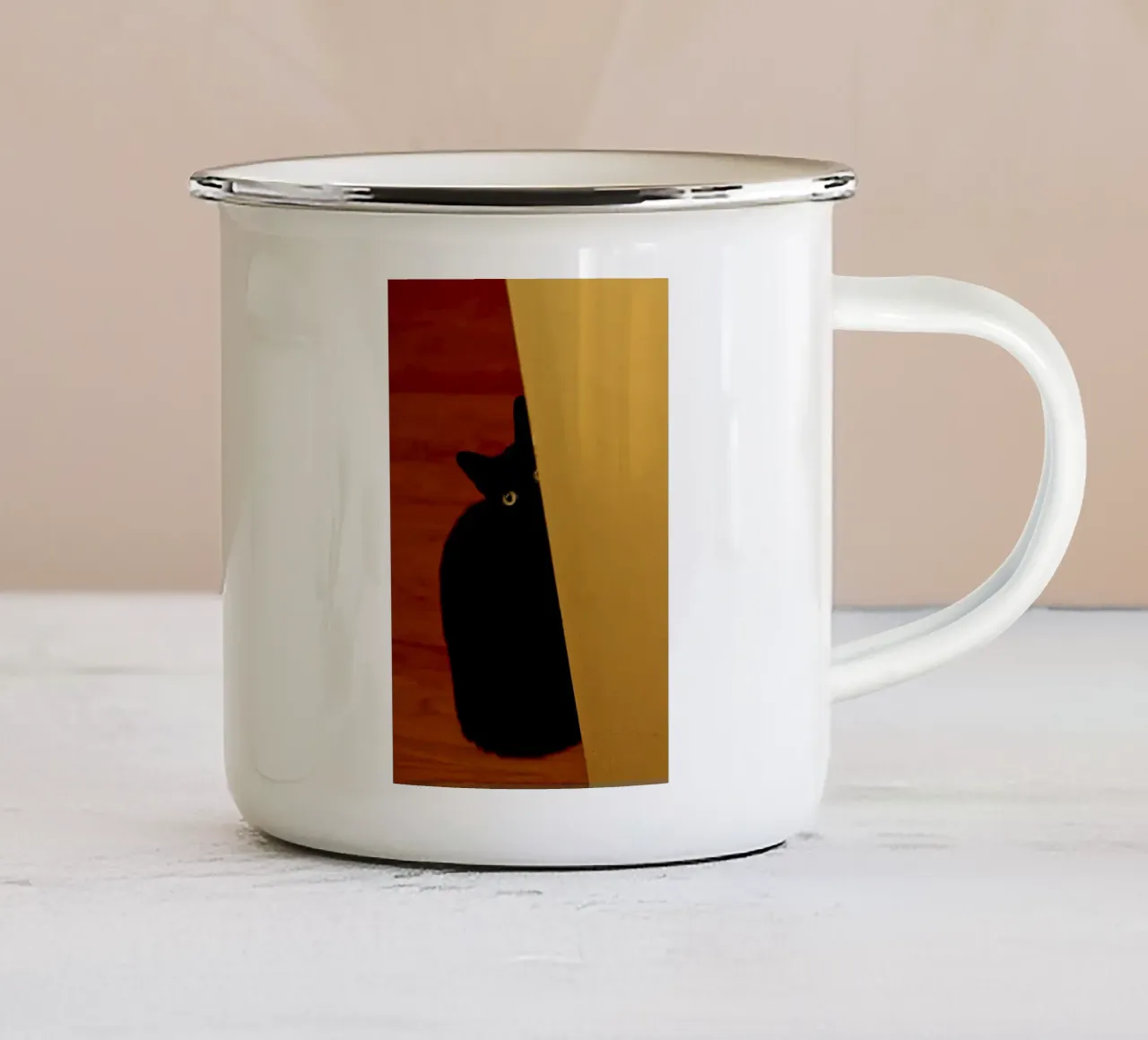 Black cat with yellow eyes peeking out of a wall tazza in smalto da vintageshop