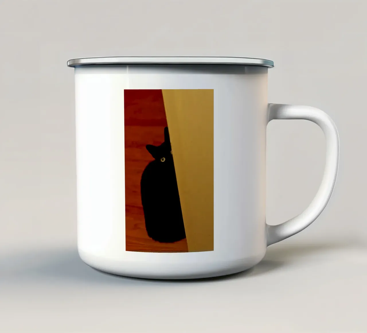 Black cat with yellow eyes peeking out of a wall tazza in smalto da vintageshop