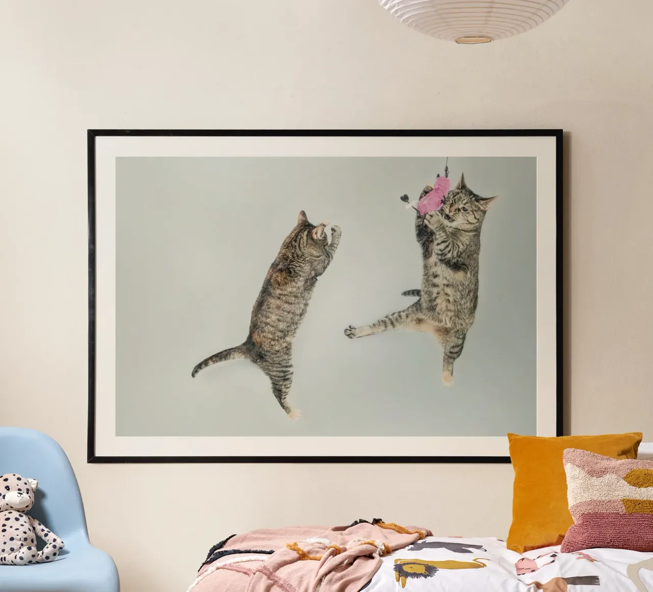 cats playing poster con telaio in plastica da vintageshop