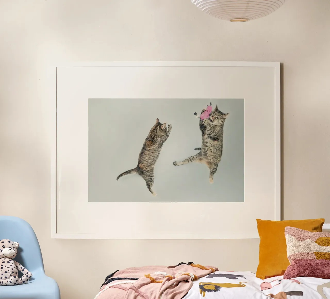 cats playing poster con telaio in plastica da vintageshop