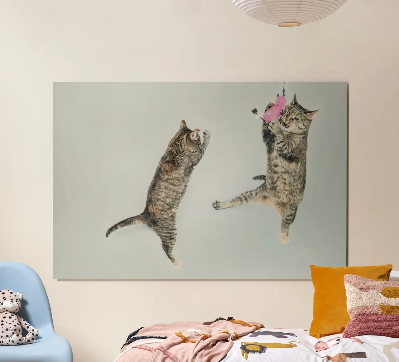 cats playing poster con telaio in plastica da vintageshop