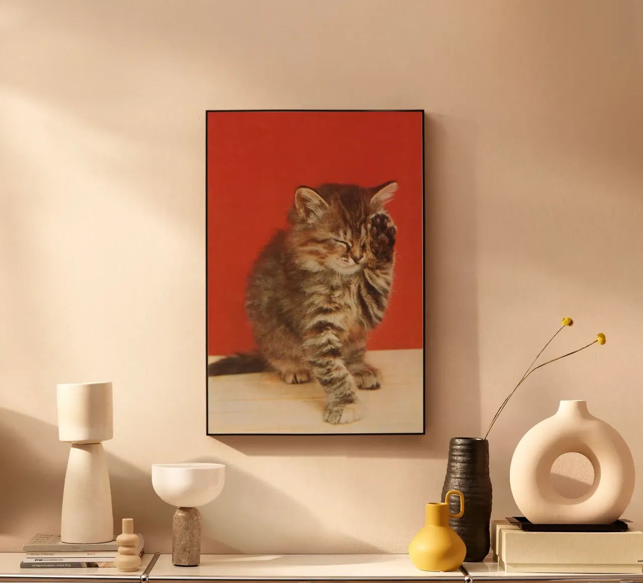 Cat with a paw up to its closed eyes metacrilato de vintageshop