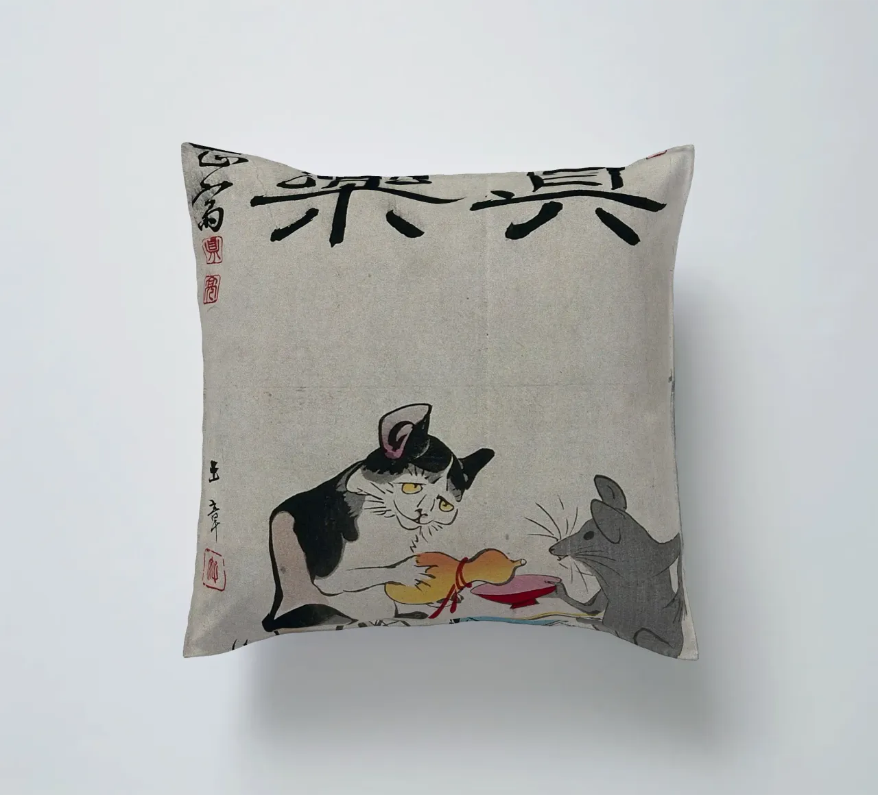 A cat and a rat sharing a cup of sake cuscino da vintageshop