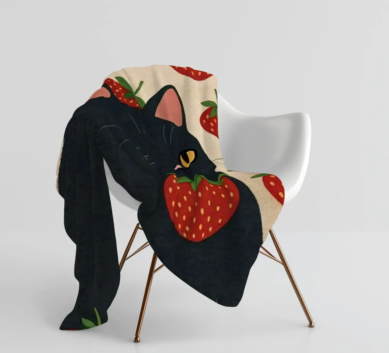 cat with strawberry shape coperta in pile da comura