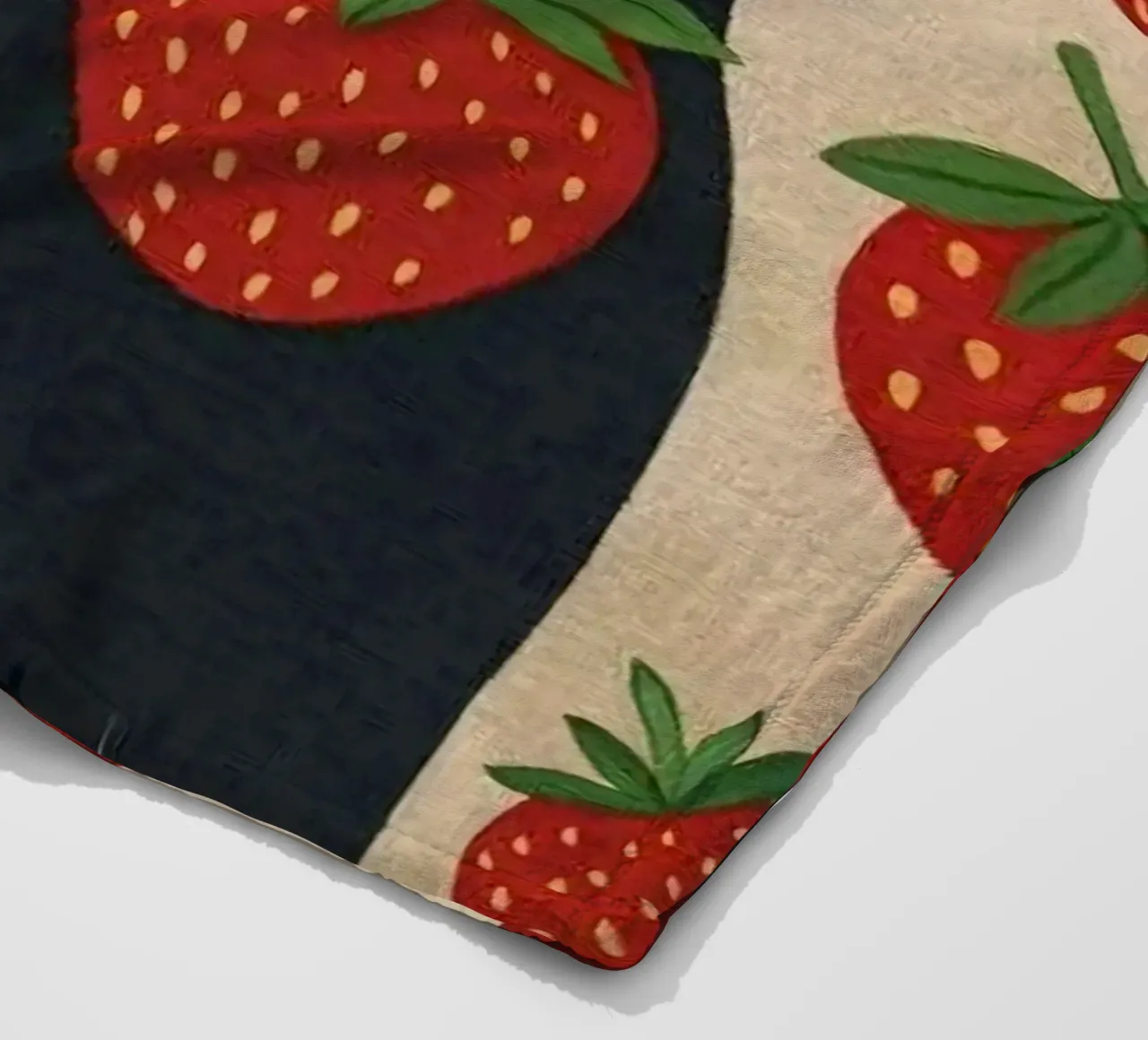 cat with strawberry shape coperta in pile da comura