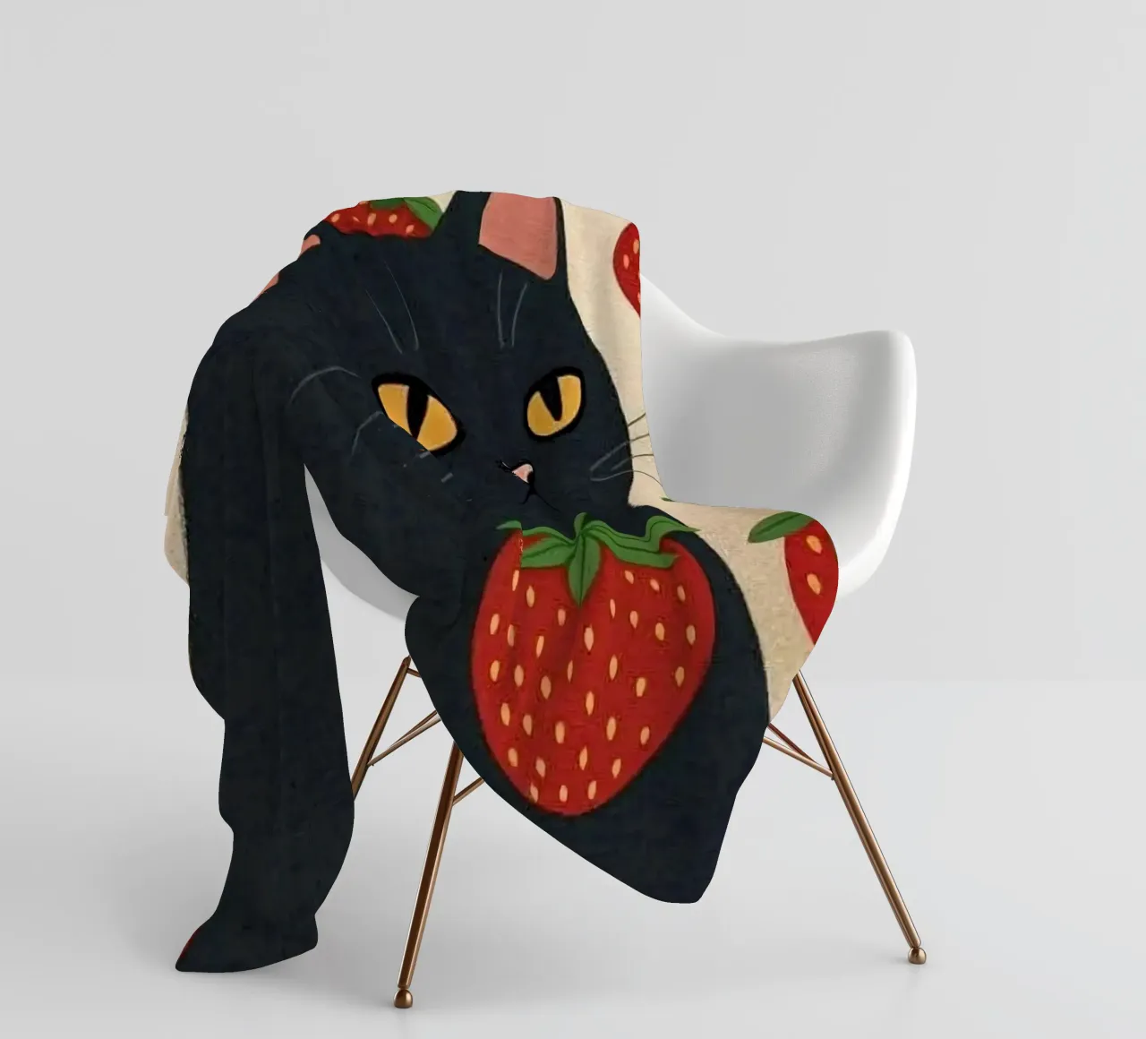 cat with strawberry shape coperta in pile da comura