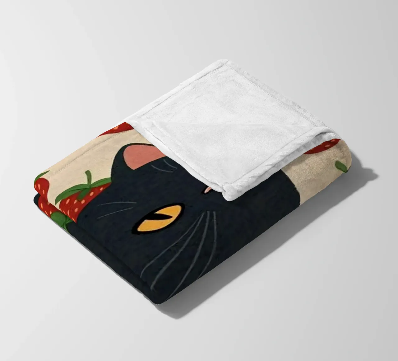 cat with strawberry shape coperta in pile da comura