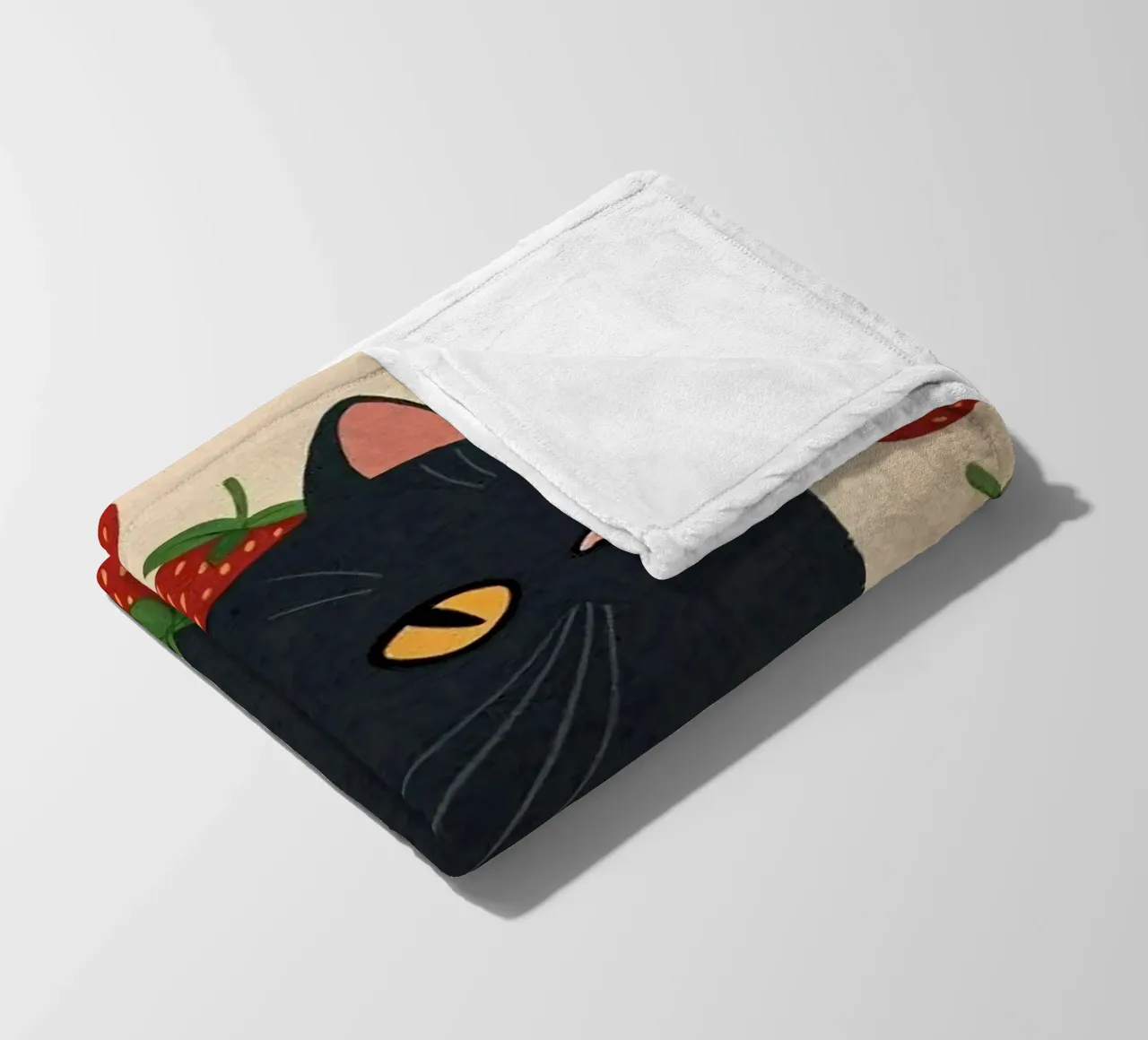 cat with strawberry shape coperta in pile da comura