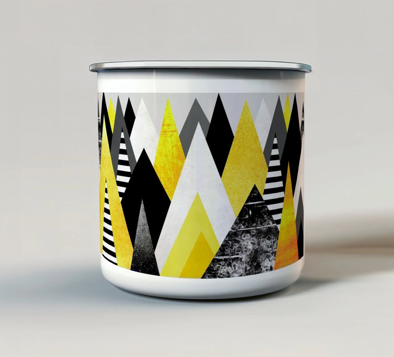 Yellow Peaks tazza in smalto da Elisabeth Fredriksson
