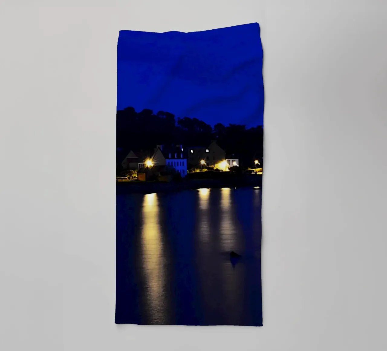 FAA355 PLOUGASNOU DI NOTTE. asciugamano da bagno da Thierry vobmann photography