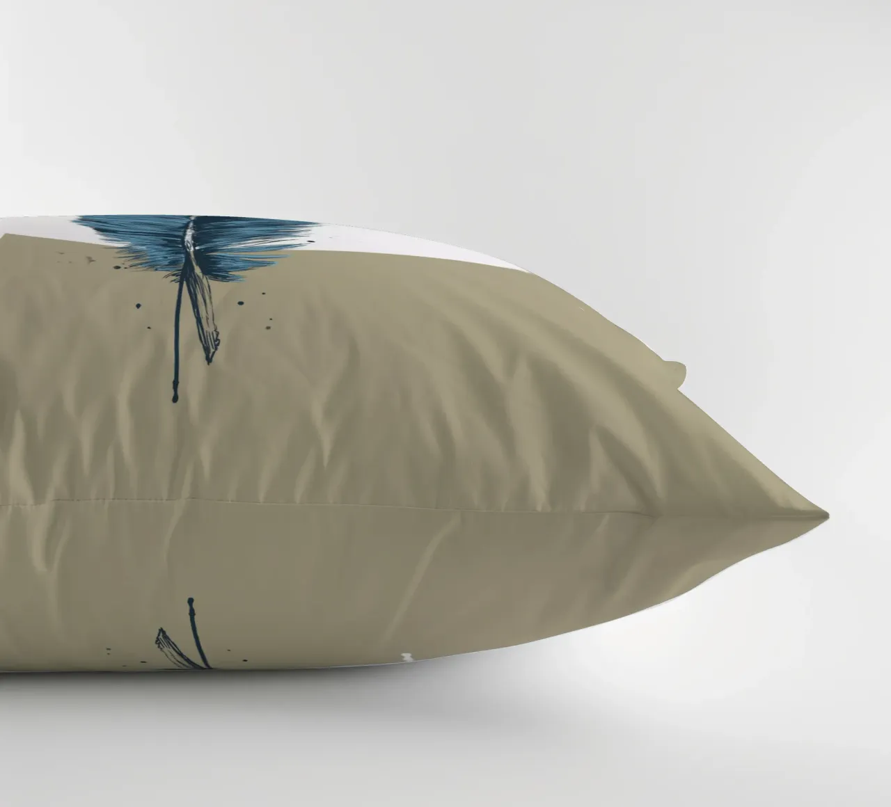 Feather in a circle III cuscino da Balazs Solti
