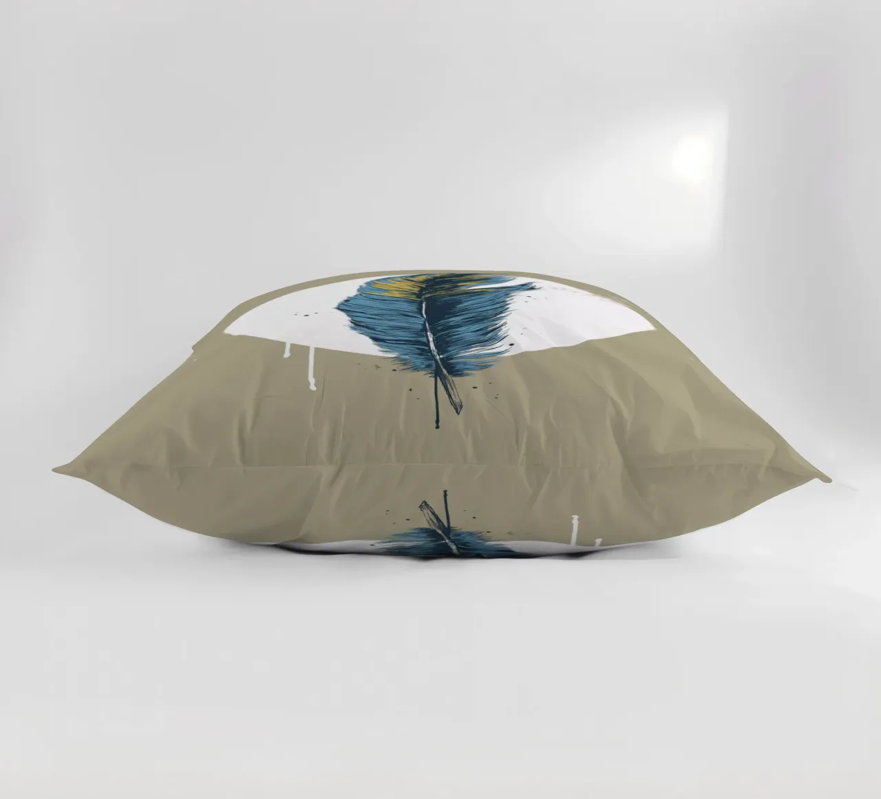 Feather in a circle III cuscino da Balazs Solti