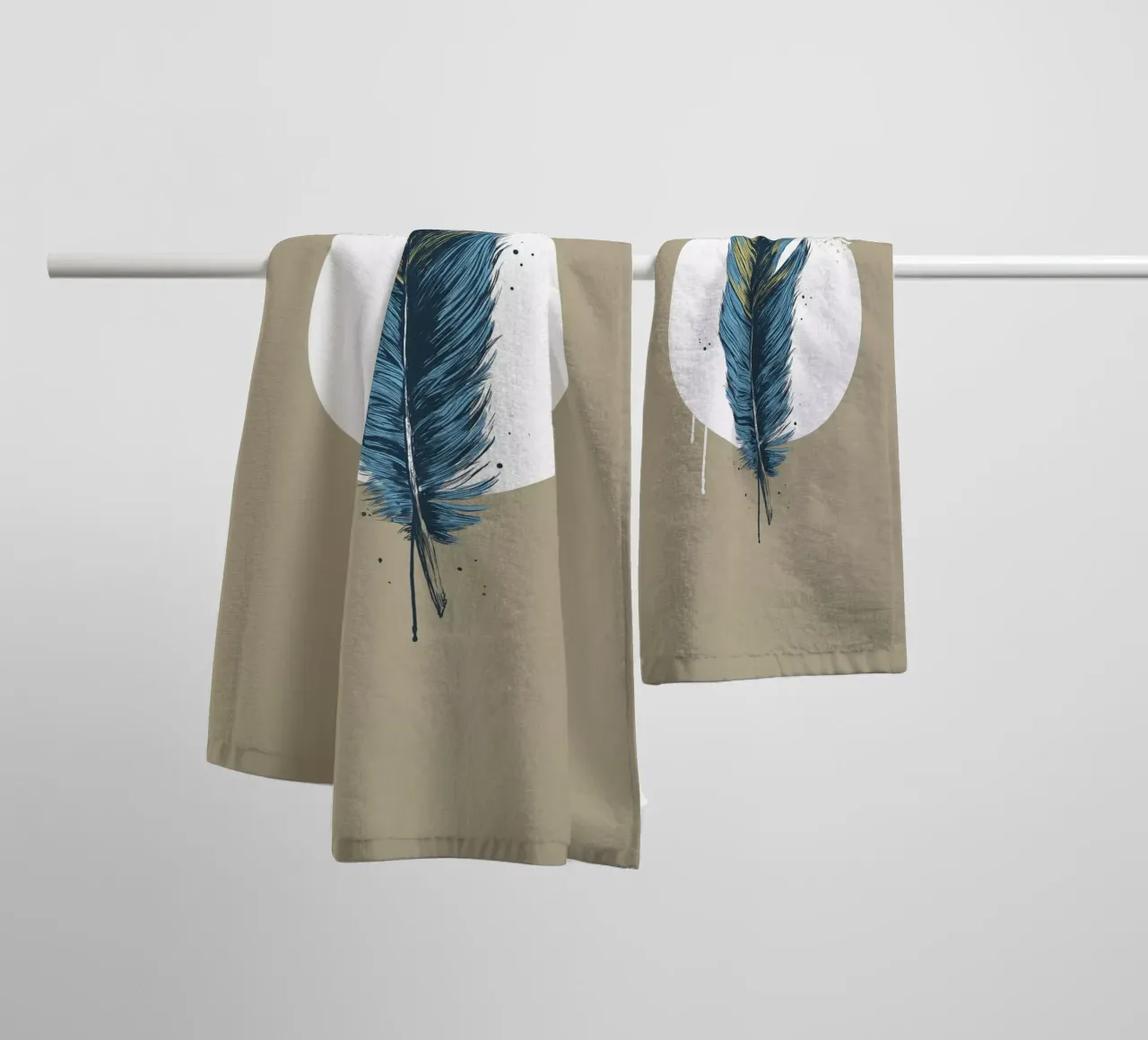 Feather in a circle III asciugamano da bagno da Balazs Solti