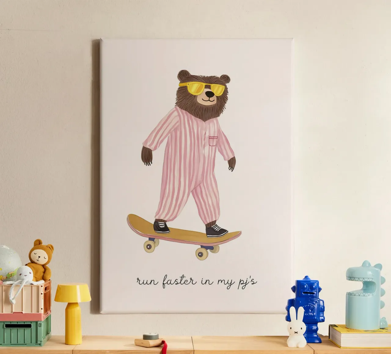 Bear Skater in Pajamas Art Print, "Run Faster" Quote Leinwand mit Schattenfugenrahmen von vintagepod
