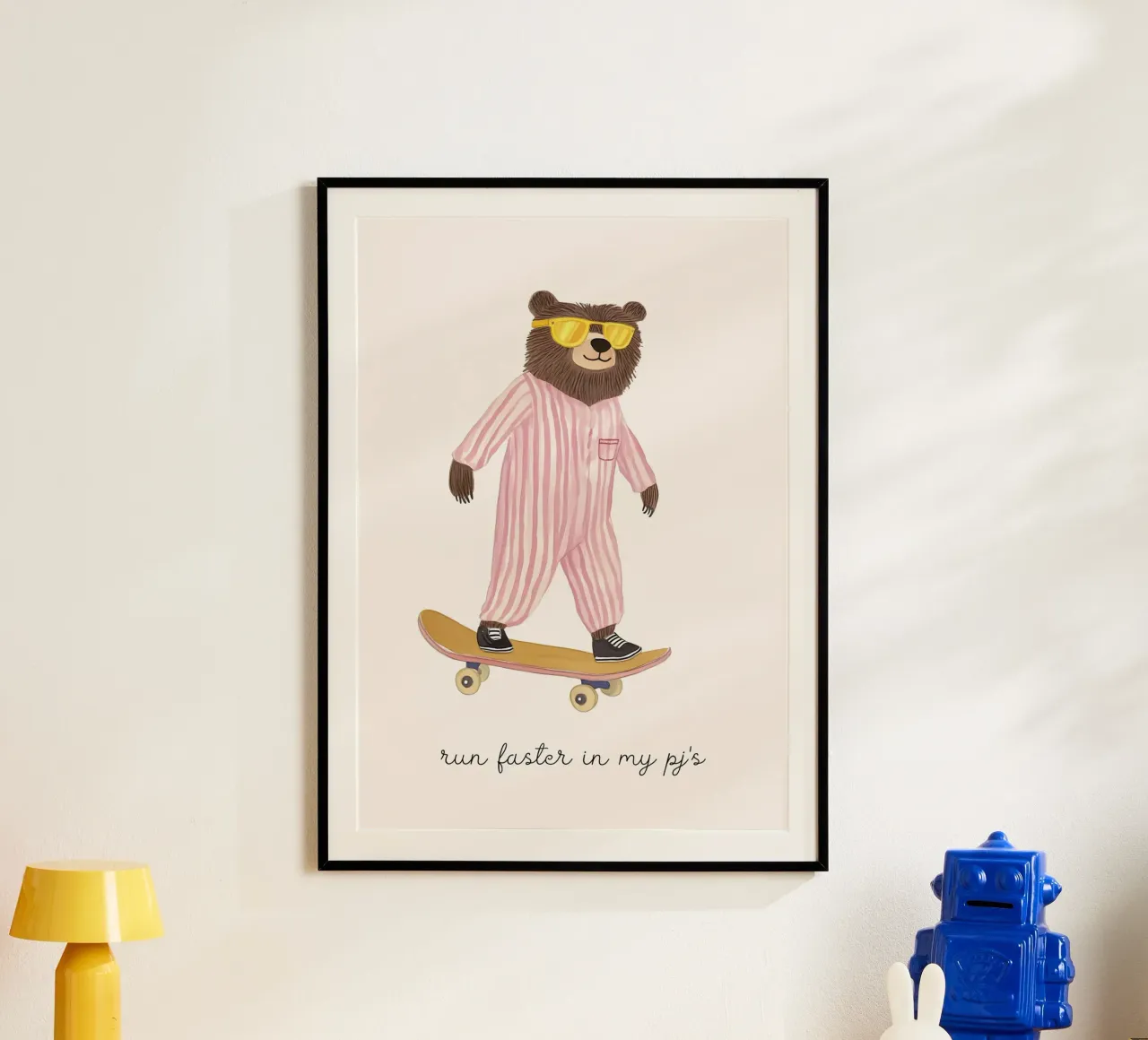 Bear Skater in Pajamas Art Print, "Run Faster" Quote Poster mit Aluminium Rahmen von vintagepod