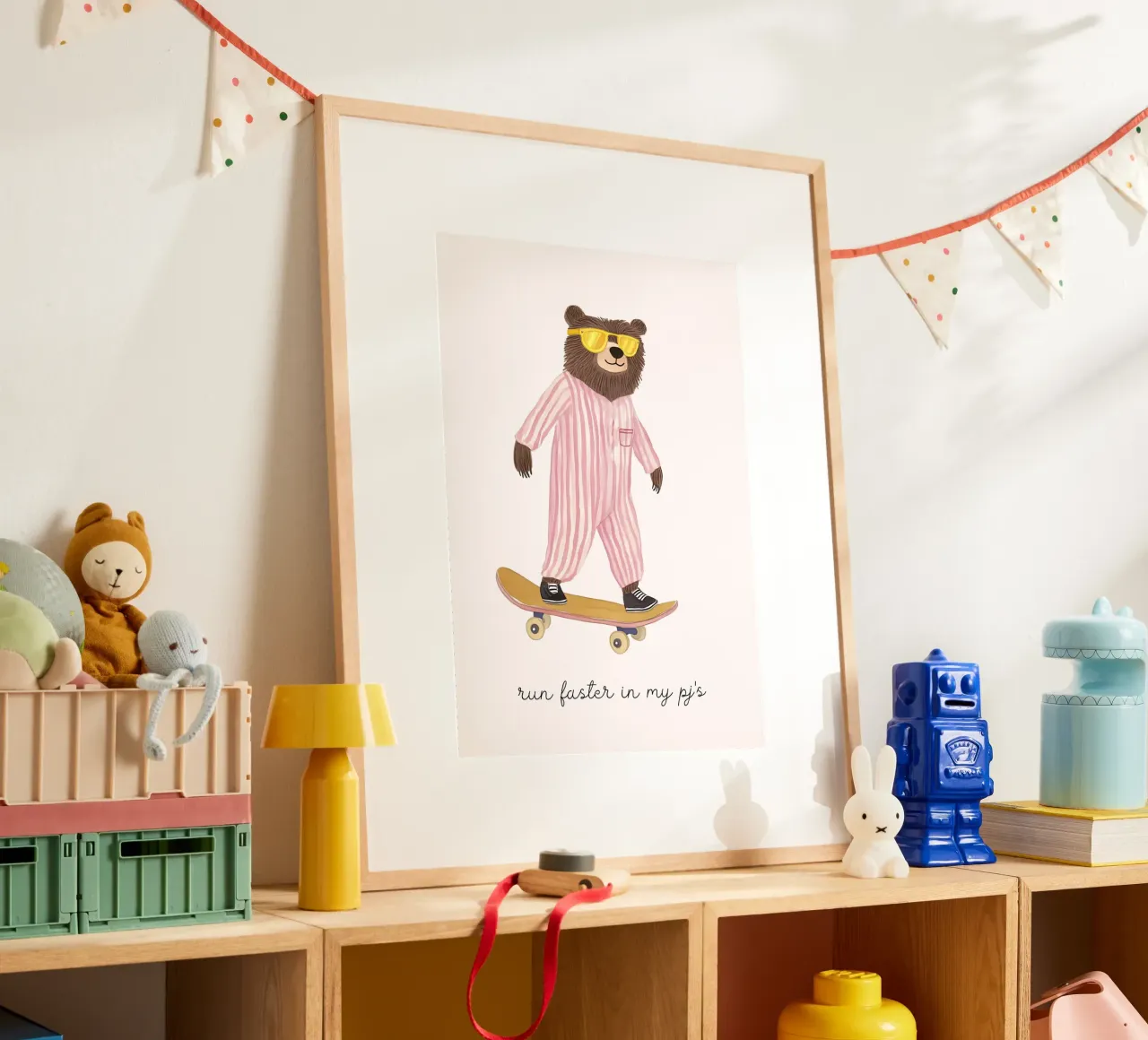 Bear Skater in Pajamas Art Print, "Run Faster" Quote Poster mit Aluminium Rahmen von vintagepod