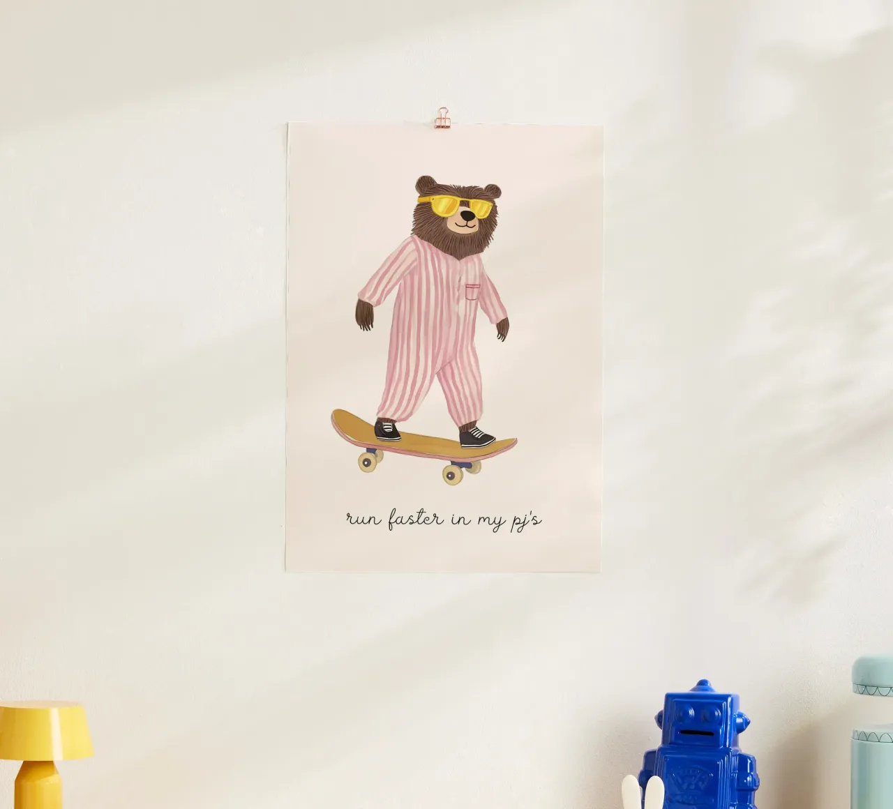Bear Skater in Pajamas Art Print, "Run Faster" Quote Poster mit Aluminium Rahmen von vintagepod