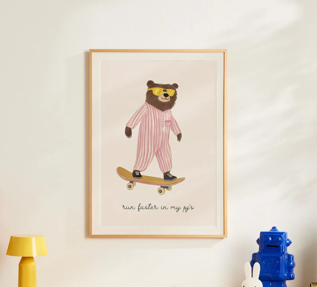 Bear Skater in Pajamas Art Print, "Run Faster" Quote Poster mit Aluminium Rahmen von vintagepod
