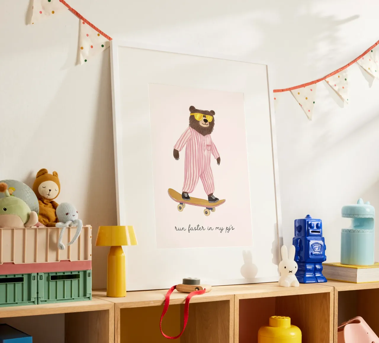Bear Skater in Pajamas Art Print, "Run Faster" Quote Poster mit Aluminium Rahmen von vintagepod
