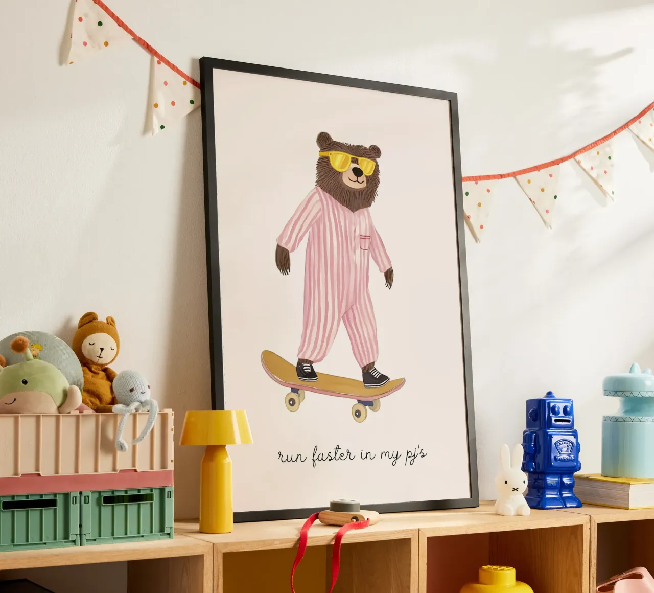 Bear Skater in Pajamas Art Print, "Run Faster" Quote Poster mit Aluminium Rahmen von vintagepod