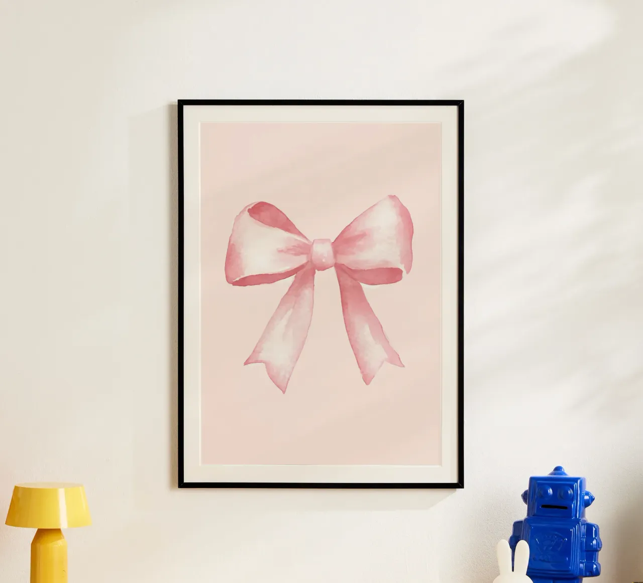 Stampa d'arte con fiocco acquerellato rosa tenue, femminile poster con telaio in legno da vintagepod