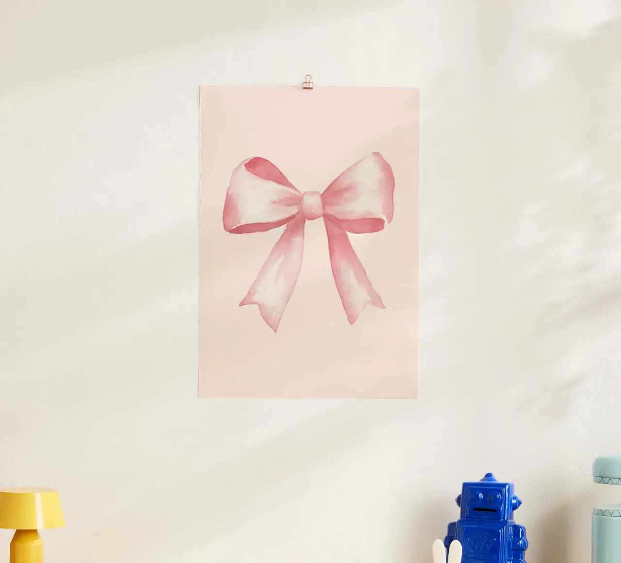 Stampa d'arte con fiocco acquerellato rosa tenue, femminile poster con telaio in legno da vintagepod