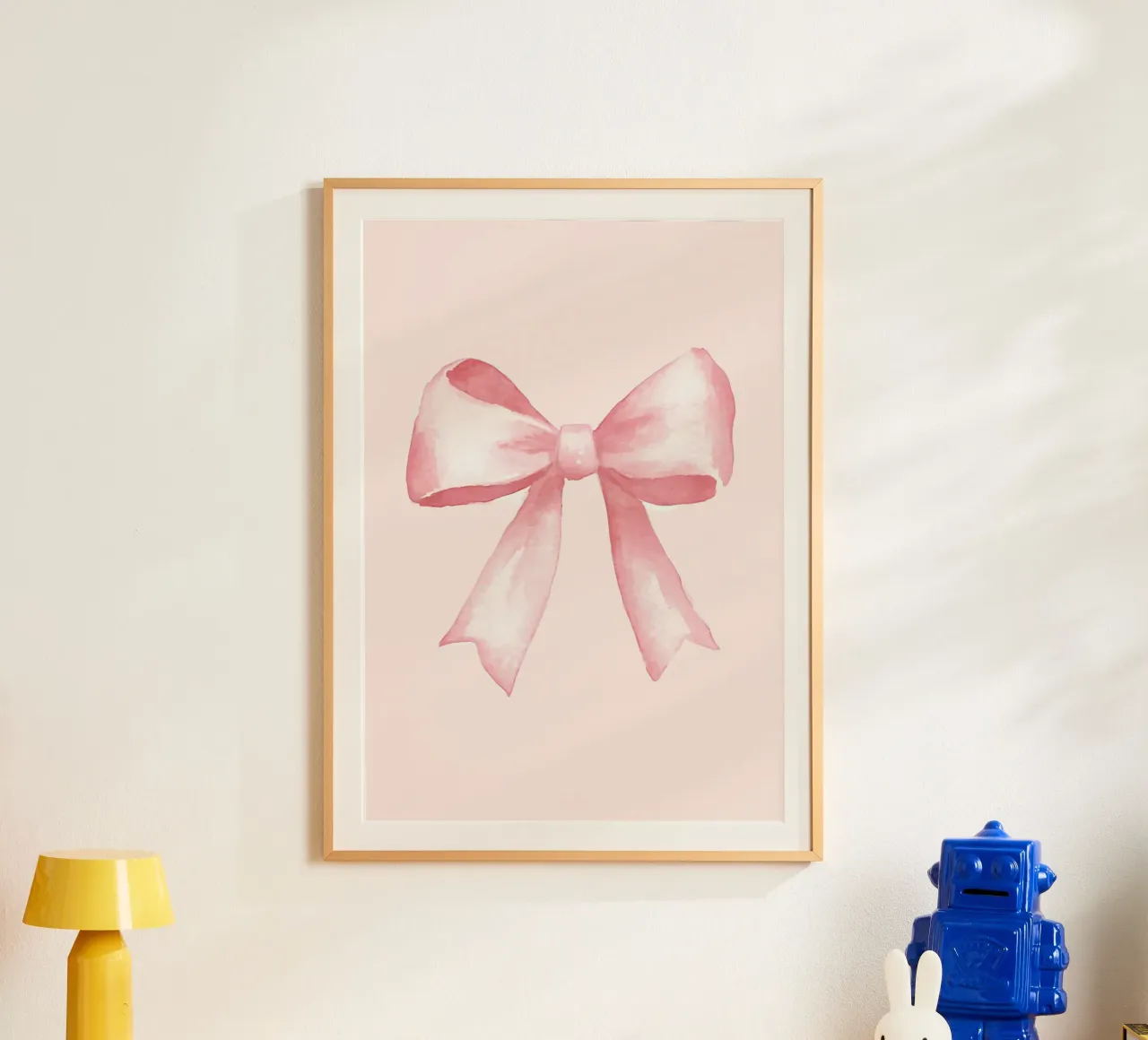 Stampa d'arte con fiocco acquerellato rosa tenue, femminile poster con telaio in legno da vintagepod