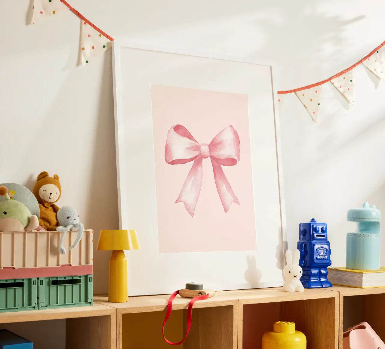 Stampa d'arte con fiocco acquerellato rosa tenue, femminile poster con telaio in legno da vintagepod