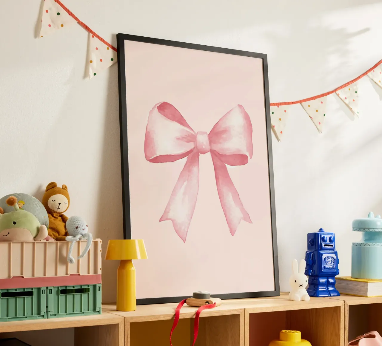 Stampa d'arte con fiocco acquerellato rosa tenue, femminile poster con telaio in legno da vintagepod