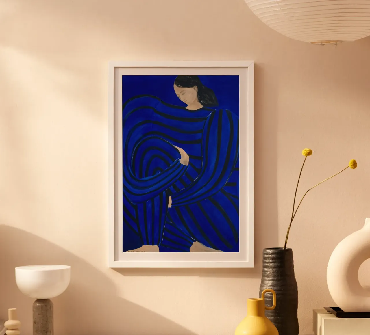 Il blu oltremare poster con telaio in plastica da Serrano Shop