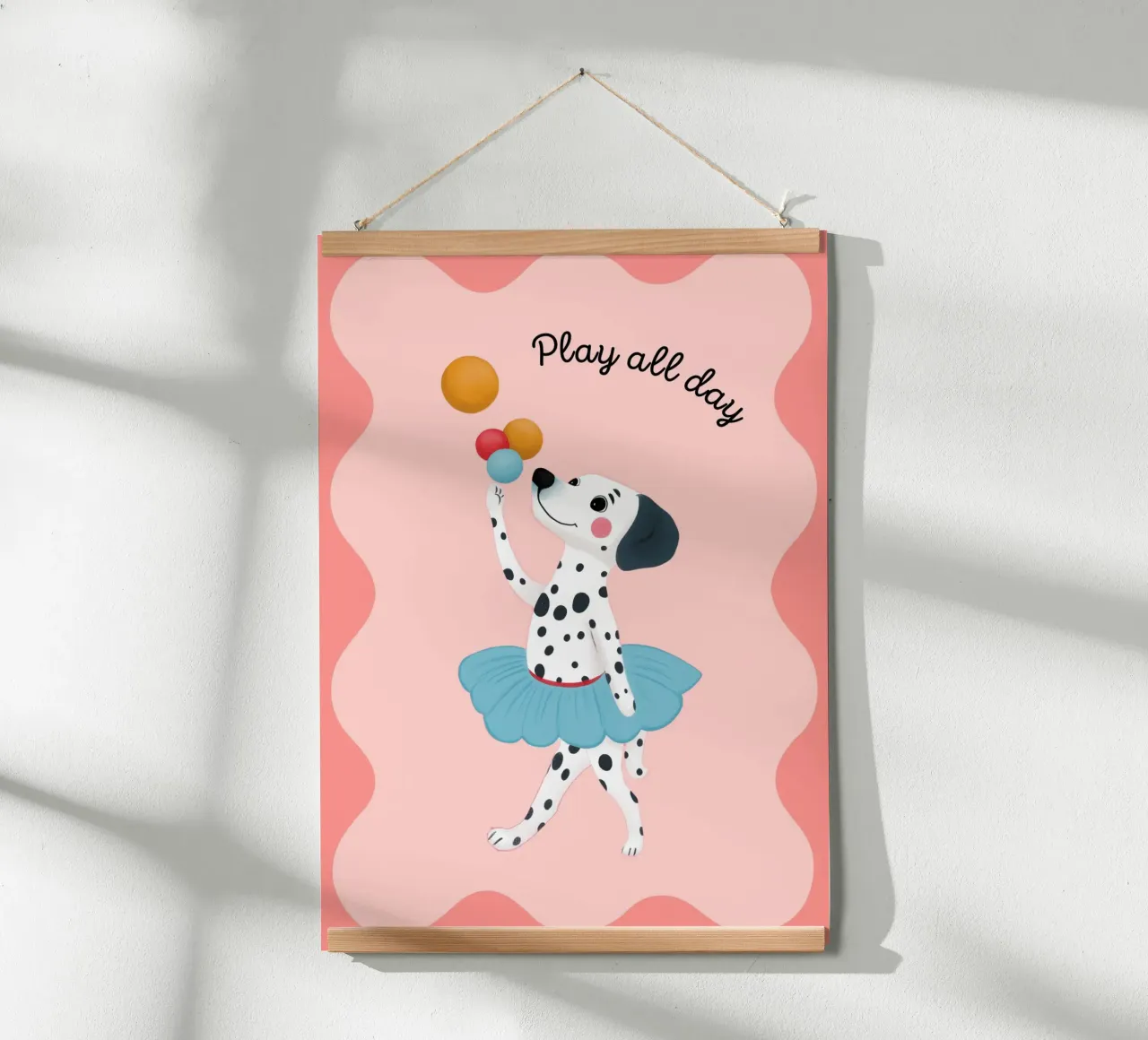Jonglerende dalmatiër "Play All Day" Art Print poster met houten frame van vintagepod