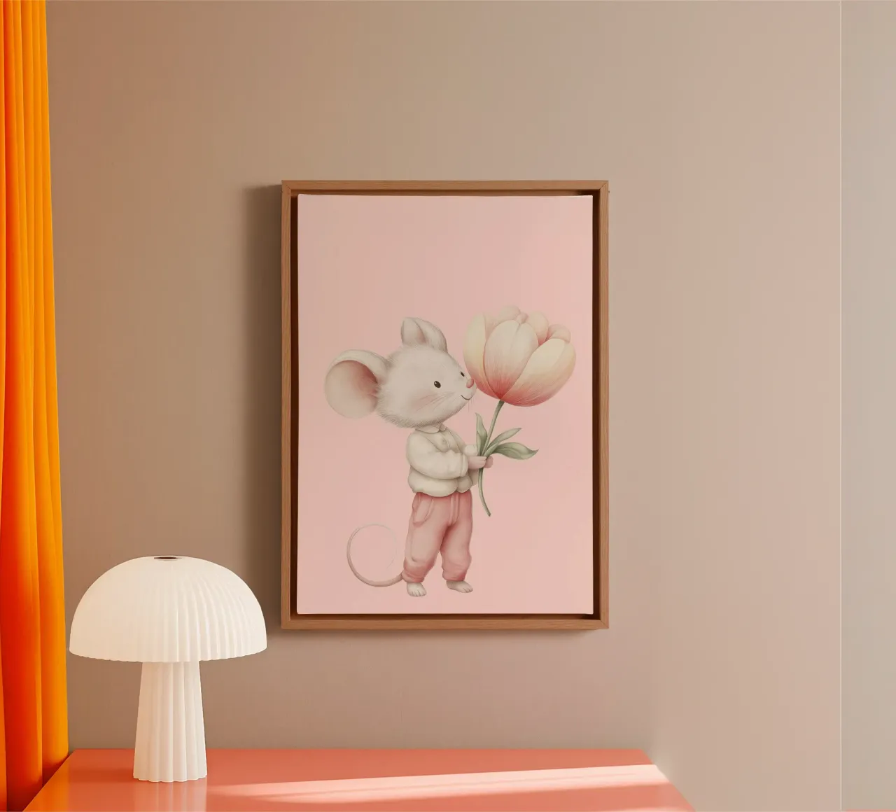 Schattige Muis met Roze Tulp, Grillige Kunstdruk canvas met Baklijst van vintagepod