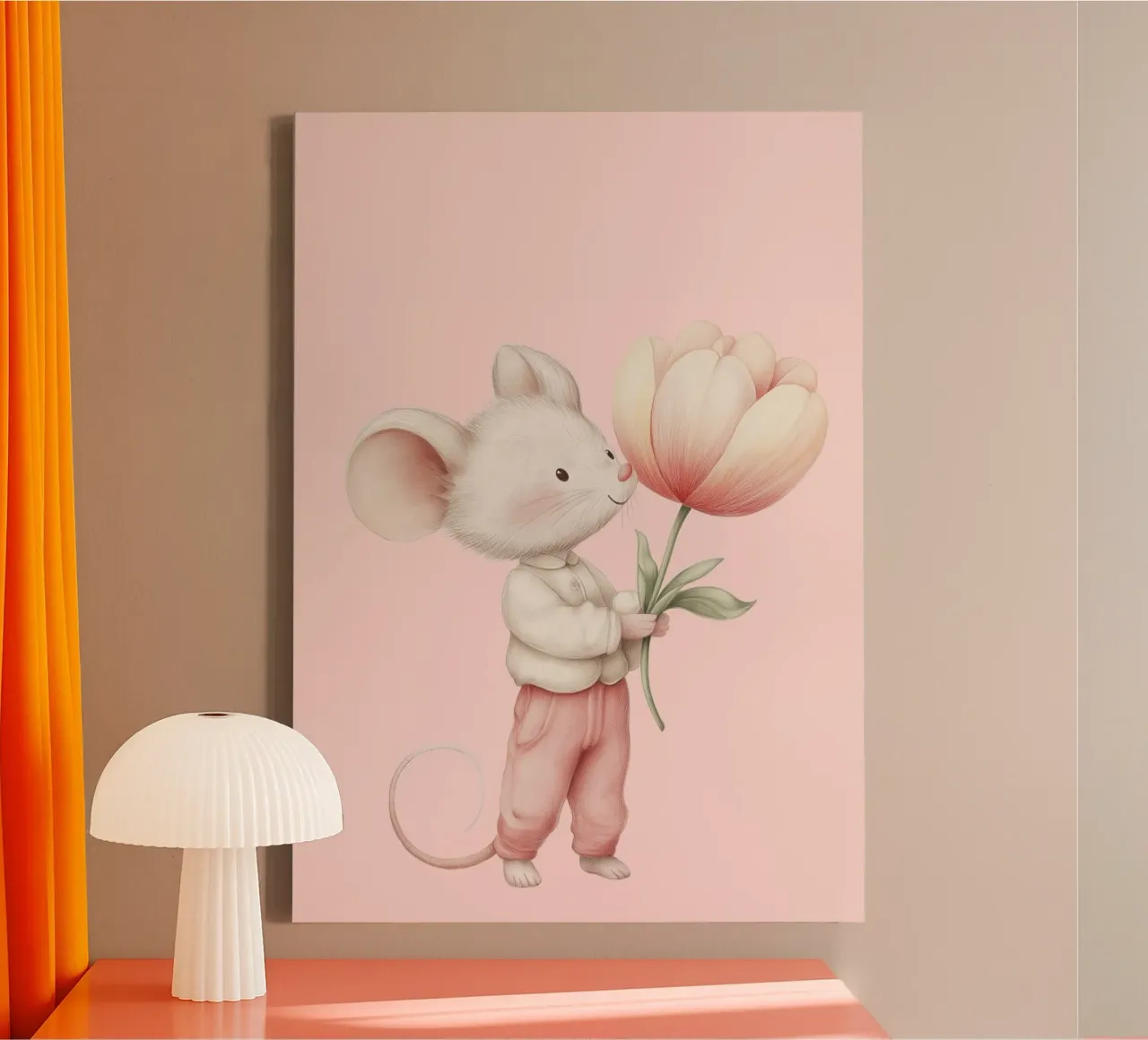 Schattige Muis met Roze Tulp, Grillige Kunstdruk canvas met Baklijst van vintagepod