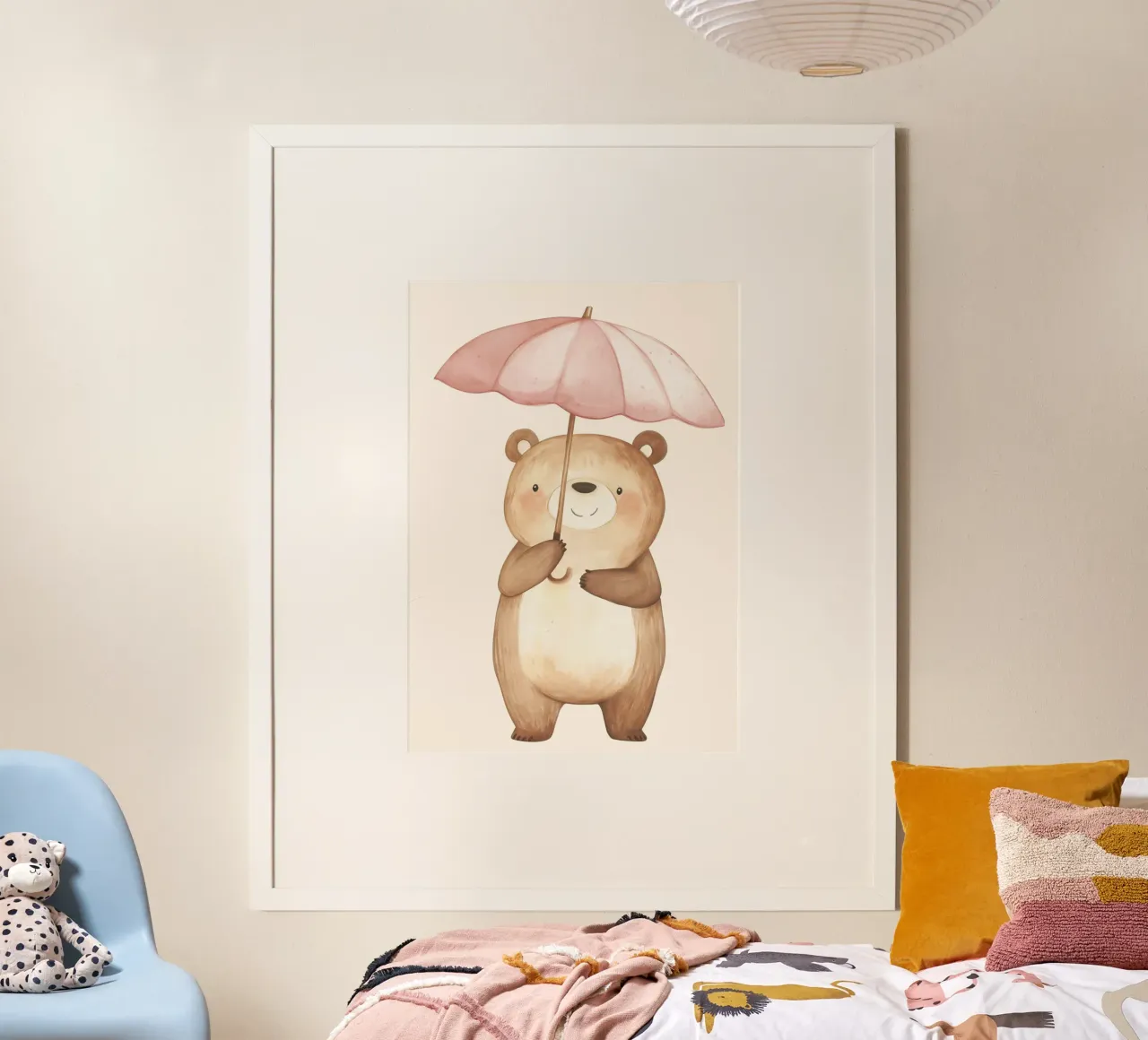 Stampa d'arte di un simpatico orso con ombrello rosa poster con telaio in alluminio da vintagepod
