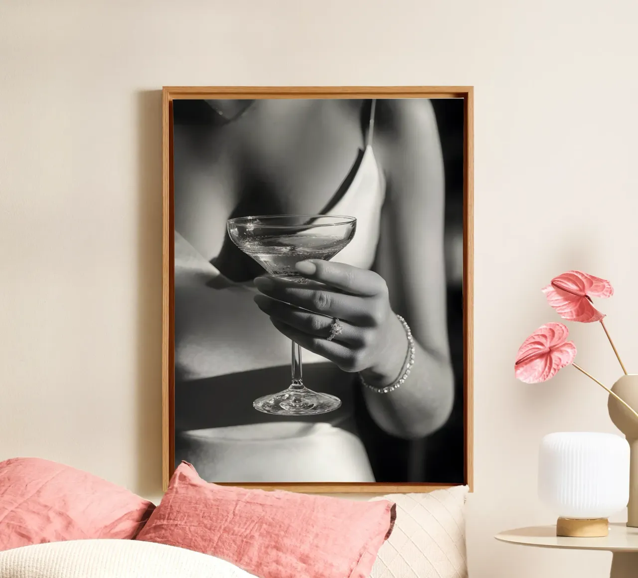 Elegance in Hand canvas met Baklijst van Mononoir
