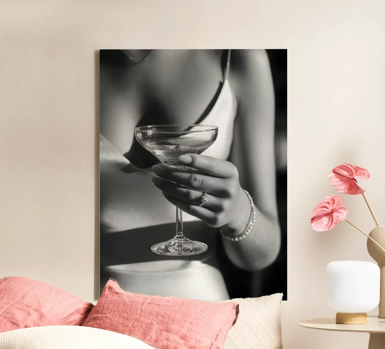 Elegance in Hand canvas met Baklijst van Mononoir