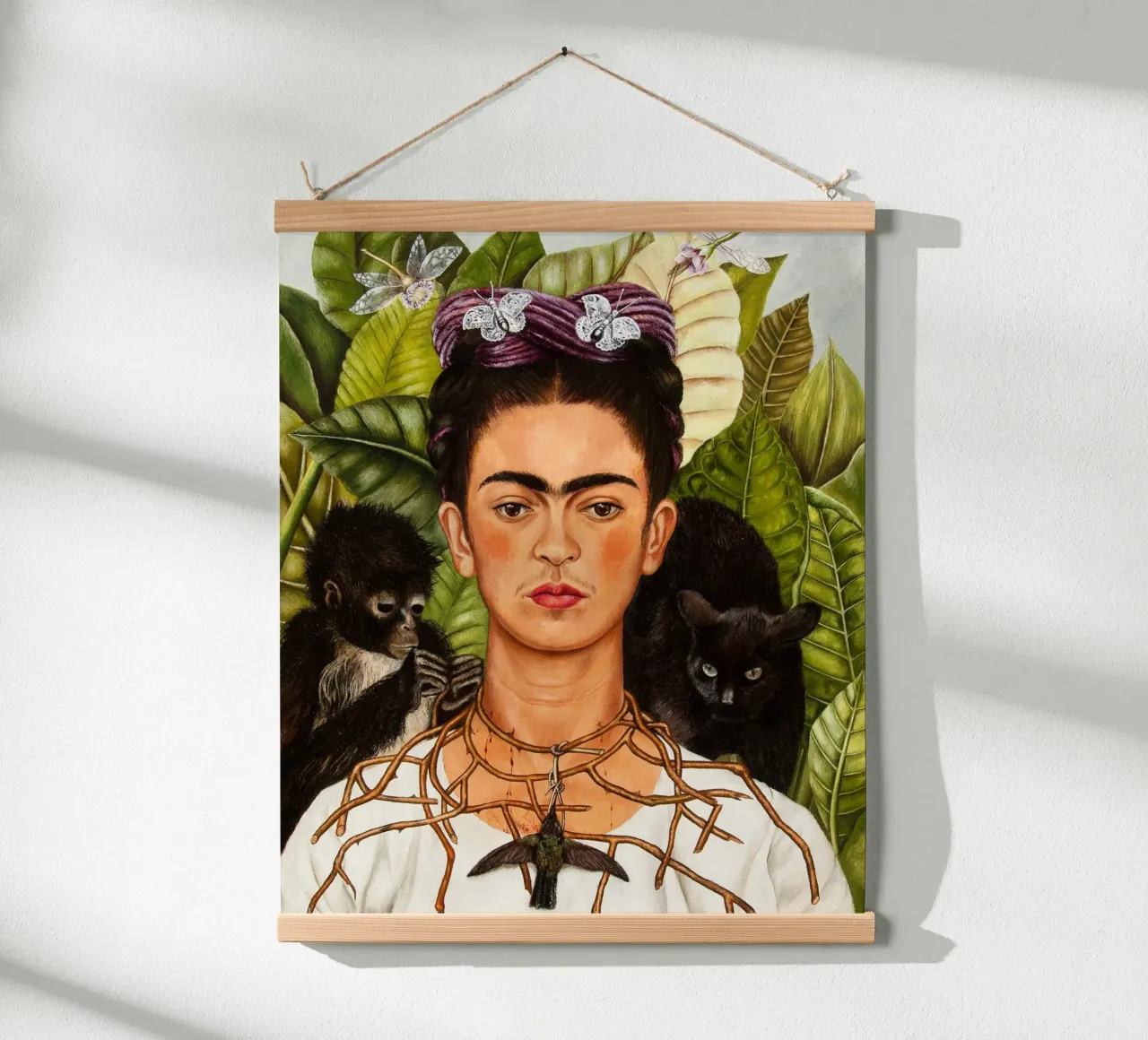 (Autoritratto con collana di spine e colibrì) poster con telaio in alluminio da Classic Art Prints
